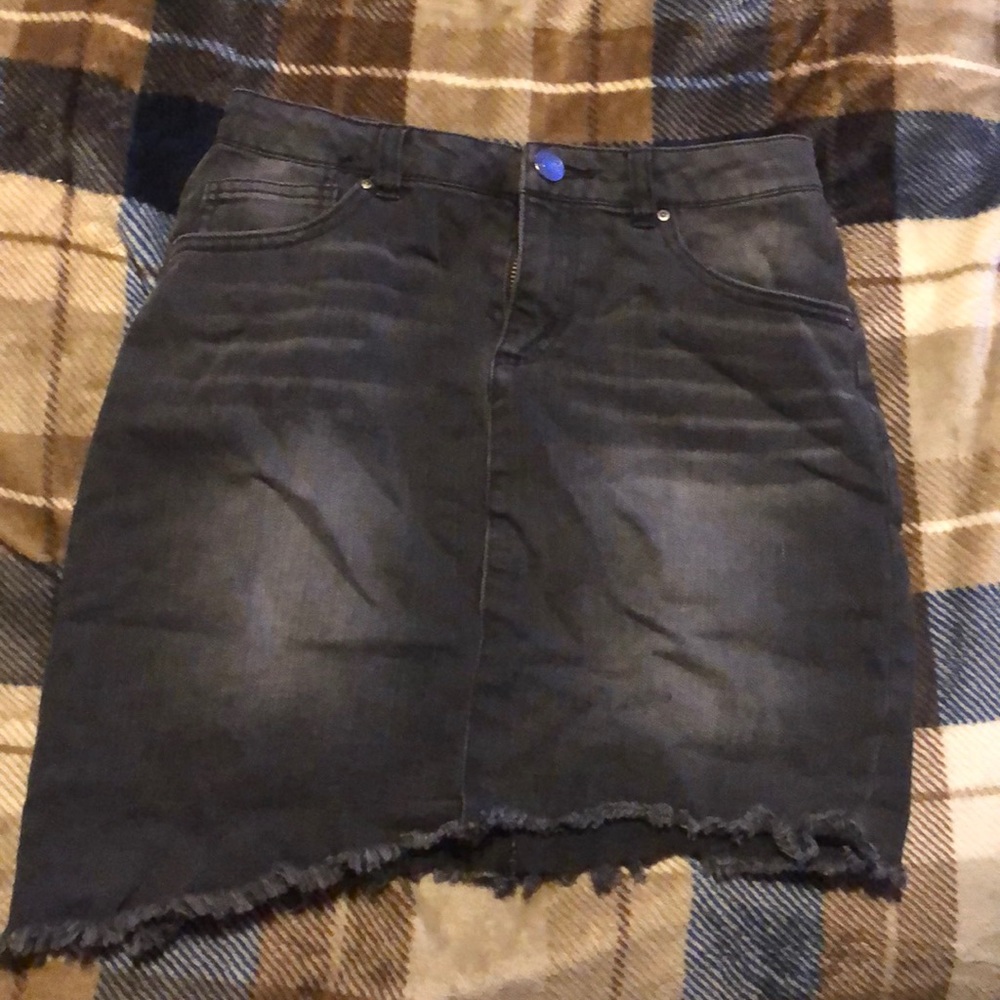 Asymmetric skirt